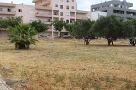 Land intended for urban housing construction with 23 apartments and a store, located in the Vale de Ras Urbanization in Loulé
