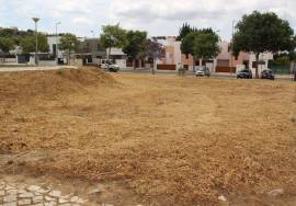Land intended for urban housing construction, with the possibility of building 23 apartments and a store