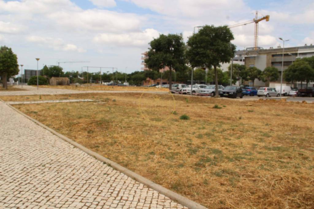 Land intended for urban housing construction located in the Vale de Ras Urbanization in Loulé
