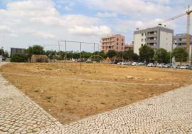 Large plot of land located in the Vale de Ras Urbanization in Loulé intended for Commercial Space or for the construction of a Hotel.