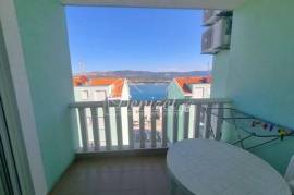 Trogir, Appartement meublé avec deux chambres et avec la vue mer