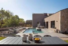 EXCLUSIVE DESIGNER VILLA WITH POOL AND SPACIOUS GARDEN!