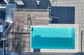 Opatija, center, attractive three-bedroom apartment in a new building with sea view, NKP 105 m2