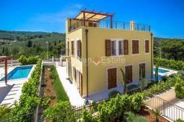 Villa with sea view and pool, for sale