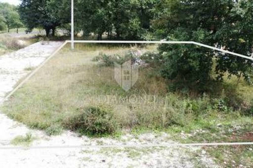 Sv. Lovreč – terreno 943 m² per costruzione villa con piscina