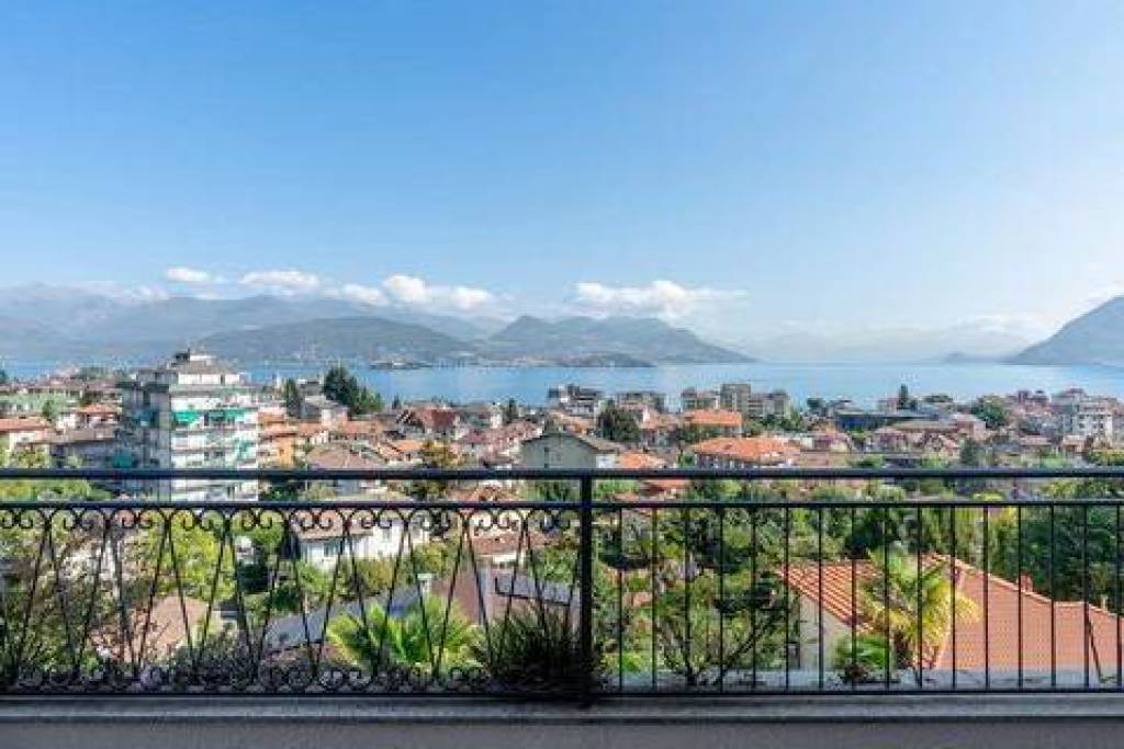 Panoramic apartment with lake view terrace
