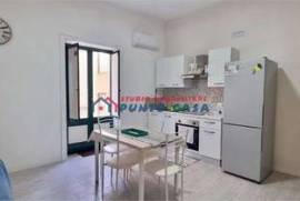 CENTRO STORICO – Via San Pietro – Appartamento al 2°p. s/a – 65 mq ca. – 3 vani + acc. Ristrutturato