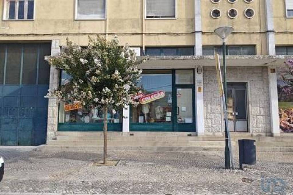 Loja / Estabelecimento Comercial T1 em Coruche, Fajarda e Erra de 61,00 m²