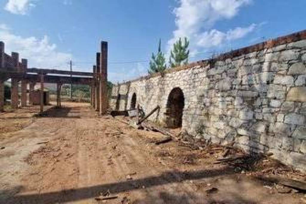 Prédio em Colmeias e Memória de 1200,00 m²