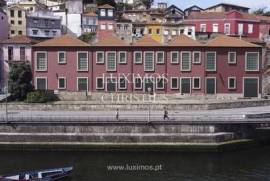 Loja à venda na marginal do Rio Douro em Vila Nova de Gaia