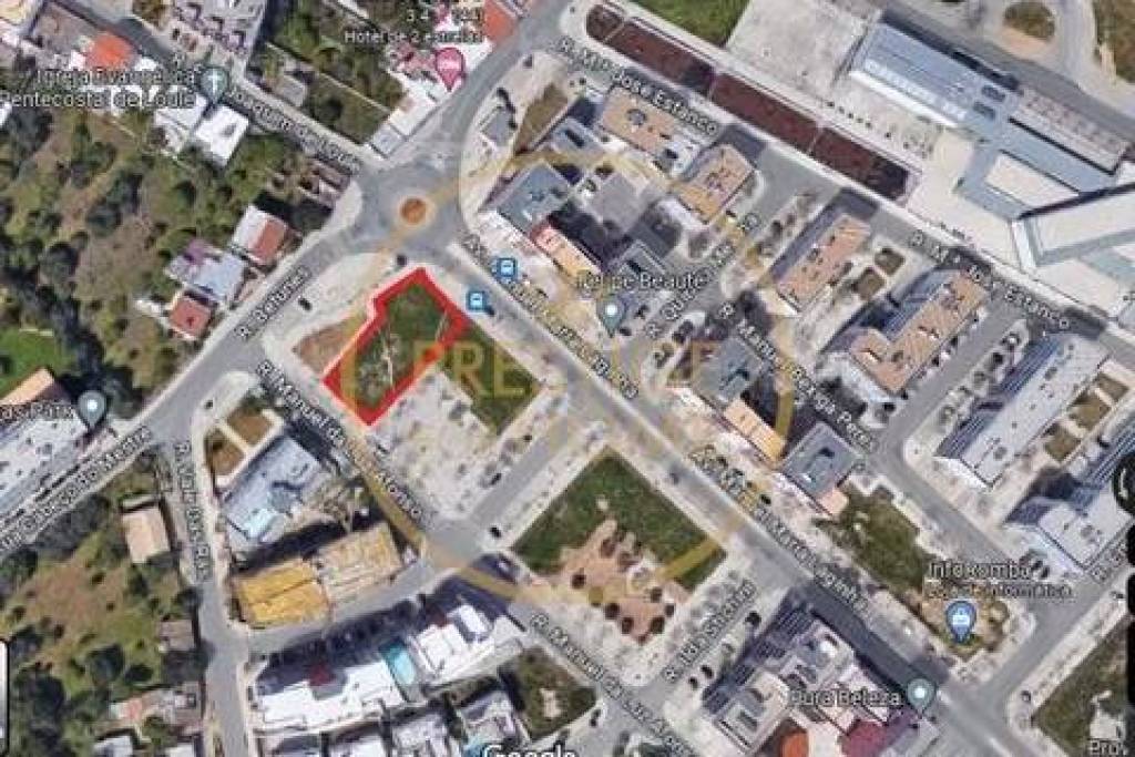 Terreno destinado a construção urbana habitacional com 23 fogos e uma loja, situado na Urbanização de Vale de Ras em Loulé