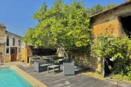 Detached House and Garden with Swimming Pool