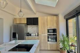 Detached House and Garden with Swimming Pool