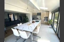 Detached House and Garden with Swimming Pool