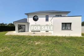 Detached House and Garden in Coastal Resort