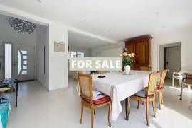 Detached House and Garden in Coastal Resort