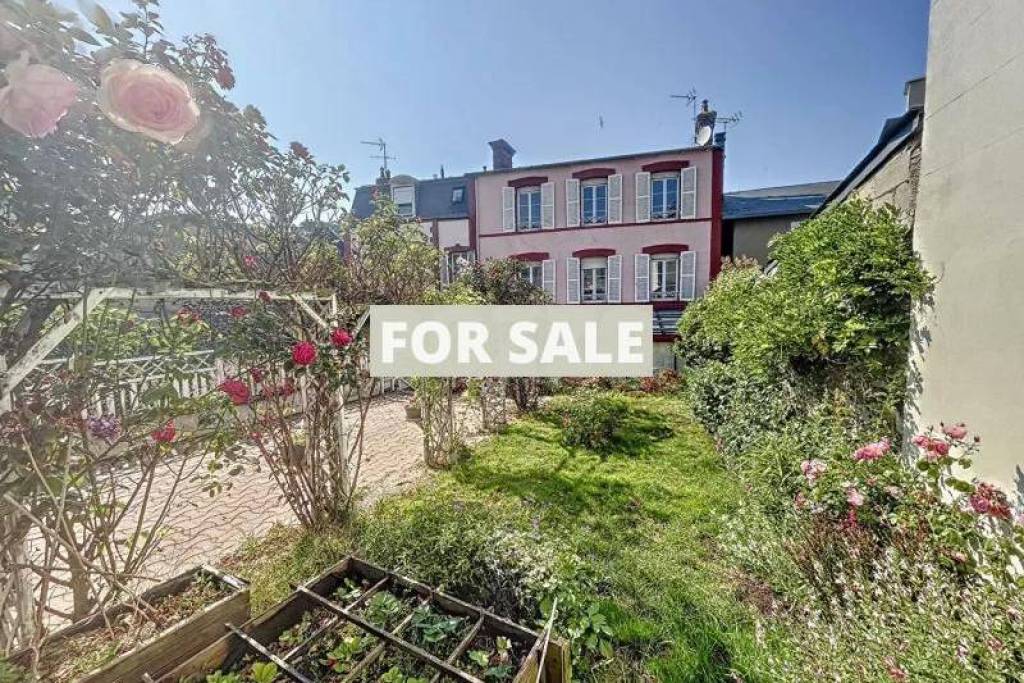 Large House with Garden by the Coast