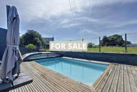 Contemporary Detached House with Swimming Pool
