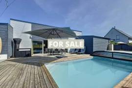 Contemporary Detached House with Swimming Pool