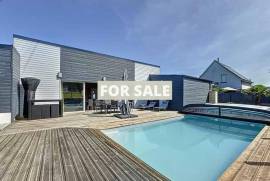 Contemporary Detached House with Swimming Pool