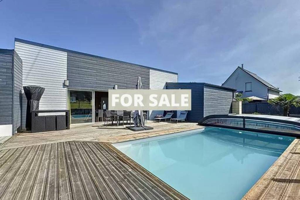 Contemporary Detached House with Swimming Pool