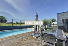 Contemporary Detached House with Swimming Pool