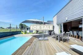 Contemporary Detached House with Swimming Pool