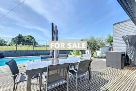 Contemporary Detached House with Swimming Pool