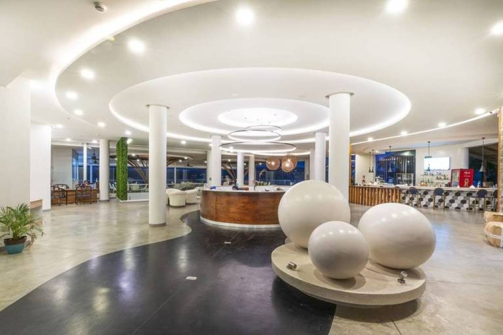 Dunama Flamingo Hotel & Casino: Oceanfront Boutique Hotel & Casino in Playa Flamingo with Private Beach Access and 47 Guestrooms!