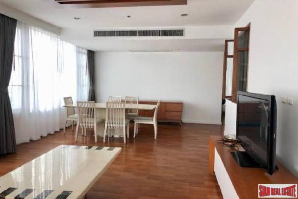 Siri Residence - Spacious 3-Bedroom Condo with Stunning Views - Prime Location