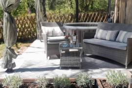 Construite dans le style Perigourdin situee au coeur d\'une belle foret, en clairiere, avec un jardin arbore de 7000 m2.