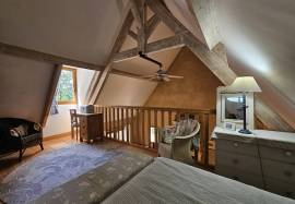 Construite dans le style Perigourdin situee au coeur d\'une belle foret, en clairiere, avec un jardin arbore de 7000 m2.