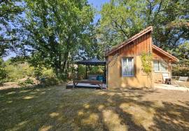 Construite dans le style Perigourdin situee au coeur d\'une belle foret, en clairiere, avec un jardin arbore de 7000 m2.