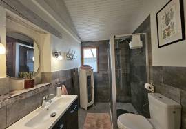 Construite dans le style Perigourdin situee au coeur d\'une belle foret, en clairiere, avec un jardin arbore de 7000 m2.