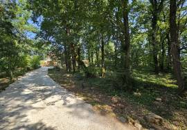 Construite dans le style Perigourdin situee au coeur d\'une belle foret, en clairiere, avec un jardin arbore de 7000 m2.