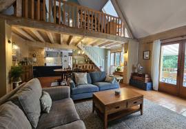 Construite dans le style Perigourdin situee au coeur d\'une belle foret, en clairiere, avec un jardin arbore de 7000 m2.