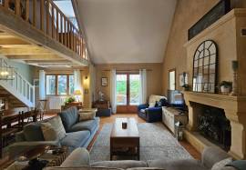 Construite dans le style Perigourdin situee au coeur d\'une belle foret, en clairiere, avec un jardin arbore de 7000 m2.