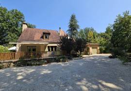 Construite dans le style Perigourdin situee au coeur d\'une belle foret, en clairiere, avec un jardin arbore de 7000 m2.
