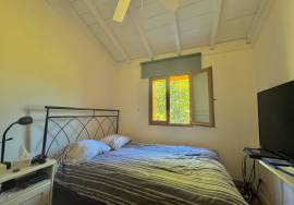 Superbe cottage de caractere avec grand salon moderne et ouvert, 4 chambres, 3 salles de bains et piscine.