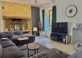 Superbe cottage de caractere avec grand salon moderne et ouvert, 4 chambres, 3 salles de bains et piscine.