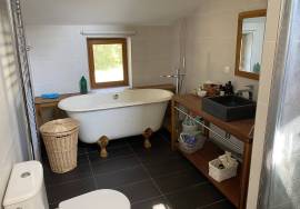 Superbe cottage de caractere avec grand salon moderne et ouvert, 4 chambres, 3 salles de bains et piscine.