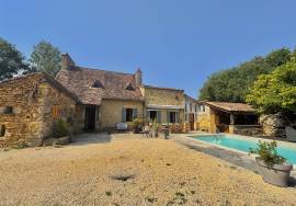 Superbe cottage de caractere avec grand salon moderne et ouvert, 4 chambres, 3 salles de bains et piscine.
