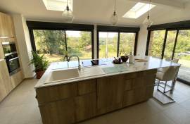 Superbe cottage de caractere avec grand salon moderne et ouvert, 4 chambres, 3 salles de bains et piscine.