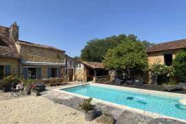 Superbe cottage de caractere avec grand salon moderne et ouvert, 4 chambres, 3 salles de bains et piscine.