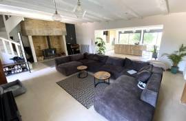 Superbe cottage de caractere avec grand salon moderne et ouvert, 4 chambres, 3 salles de bains et piscine.