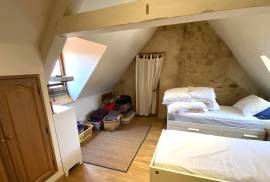 Superbe cottage de caractere avec grand salon moderne et ouvert, 4 chambres, 3 salles de bains et piscine.