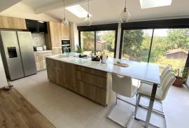 Superbe cottage de caractere avec grand salon moderne et ouvert, 4 chambres, 3 salles de bains et piscine.
