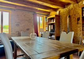 Superbe cottage de caractere avec grand salon moderne et ouvert, 4 chambres, 3 salles de bains et piscine.