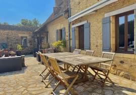 Superbe cottage de caractere avec grand salon moderne et ouvert, 4 chambres, 3 salles de bains et piscine.