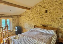 Superbe cottage de caractere avec grand salon moderne et ouvert, 4 chambres, 3 salles de bains et piscine.
